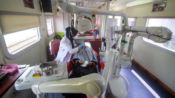 Potret Kereta Jadi Tempat Berobat dan Belajar
