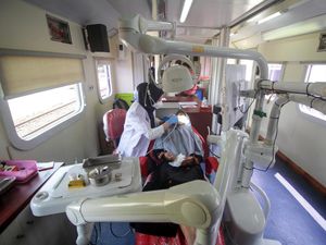 Potret Kereta Jadi Tempat Berobat dan Belajar