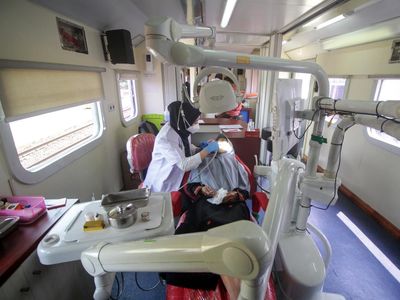 Potret Kereta Jadi Tempat Berobat dan Belajar