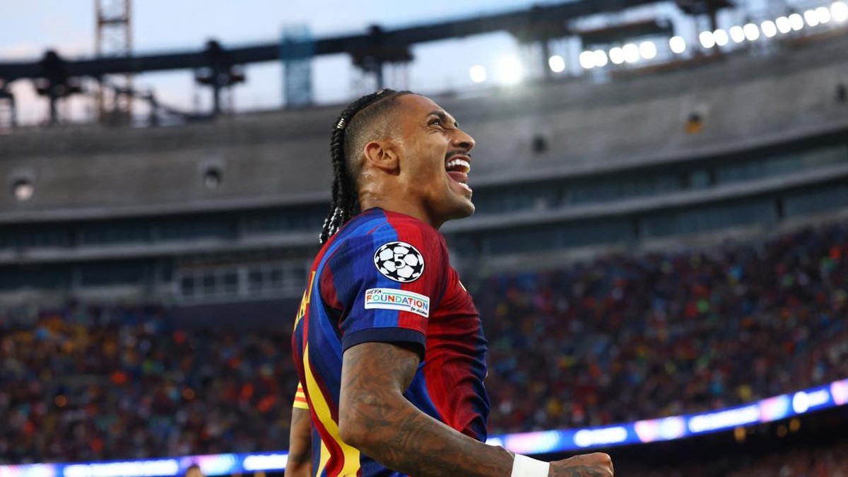 Raphinha bakal dapat kontrak baru dari Barcelona. (Foto: REUTERS/Albert Gea)