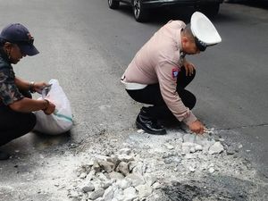 Respons Laporan Warga, Polisi Tambal Jalan Berlubang di Bawah Flyover Ciputat