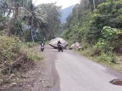 Video Jalan di Nagekeo Masih Ada yang Tertimbun Longsoran Batu Imbas Gempa