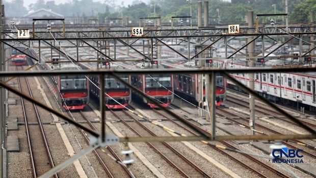 Sebanyak tujuh rangkaian Kereta Rel Listrik (KRL) seri iE305 produksi PT Industri Kereta Api (Persero) atau INKA ditarik dari operasional, untuk menjalani perawatan intensif melalui proses General Check Up (GCU) di Dipo kereta Depok, Jawa Barat, Jumat (11/9/2026). Sebanyak tujuh rangkaian Kereta Rel Listrik (KRL) seri iE305 produksi PT Industri Kereta Api (Persero) atau INKA ditarik dari operasional, untuk menjalani perawatan intensif melalui proses General Check Up (GCU) di Dipo kereta Depok, Jawa Barat, Jumat (11/9/2026). (CNBC Indonesia/Tri Susilo)