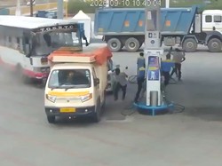 Video Detik-detik Bus Tabrak Mobil yang Sedang Isi BBM di India