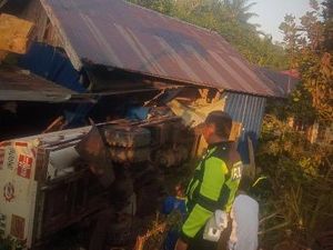Truk Tangki BBM Tabrak Rumah Warga di Konawe gegara Sopir Diduga Ngantuk