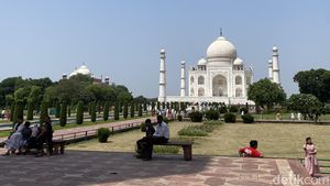 Melihat Taj Mahal: Ukiran Aksara Arab, Gerbang Merah, dan Kisah Raja Mughal