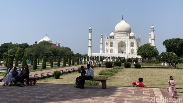 Melihat Taj Mahal: Ukiran Aksara Arab, Gerbang Merah, dan Kisah Raja Mughal