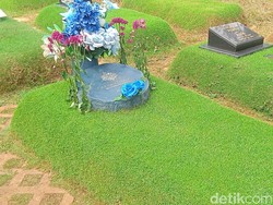Kondisi Terkini Makam Vidi Aldiano Usai 2 Lampu Solar Panel Dicuri