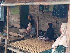 Tinggal di Rumah Reyot, Nek Sina Tak Dapat Bansos Lagi usai Masuk Desil 6