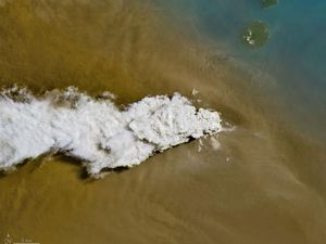 Anak Krakatau Sudah Tidak Erupsi Menerus, Kenapa Masih Ada Abu Vulkanik?