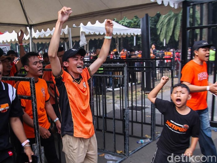 Persija Jakarta menerapkan aturan khusus bagi The Jakmania yang akan menyaksikan laga melawan Persib Bandung di Stadion Utama Gelora Bung Karno (SUGBK), Sabtu (12/9/2026). Suporter Persija diwajibkan mengenakan jersey klub untuk dapat masuk ke stadion.