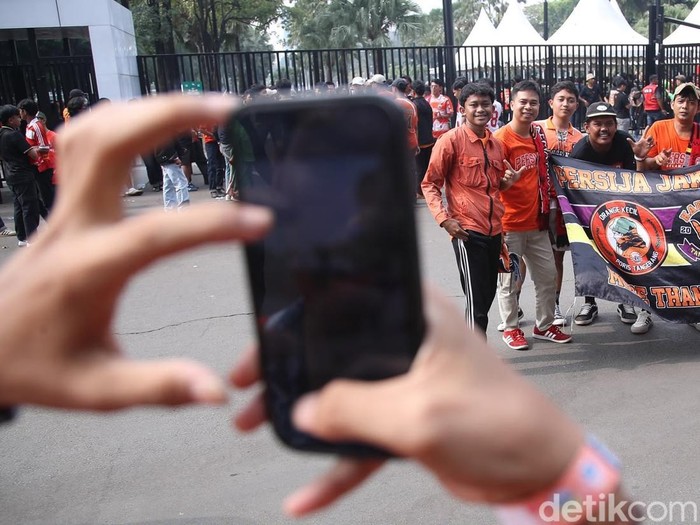 Persija Jakarta menerapkan aturan khusus bagi The Jakmania yang akan menyaksikan laga melawan Persib Bandung di Stadion Utama Gelora Bung Karno (SUGBK), Sabtu (12/9/2026). Suporter Persija diwajibkan mengenakan jersey klub untuk dapat masuk ke stadion.