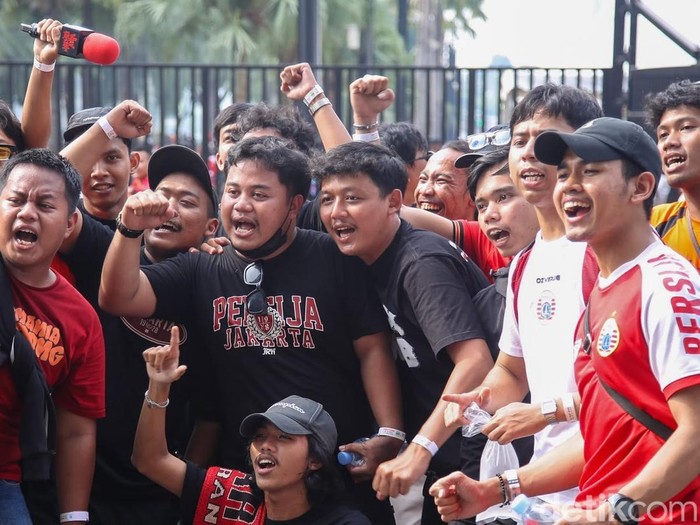 Persija Jakarta menerapkan aturan khusus bagi The Jakmania yang akan menyaksikan laga melawan Persib Bandung di Stadion Utama Gelora Bung Karno (SUGBK), Sabtu (12/9/2026). Suporter Persija diwajibkan mengenakan jersey klub untuk dapat masuk ke stadion.