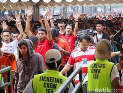 Sementara itu, suporter Persib atau Bobotoh dilarang hadir langsung ke SUGBK. Persib juga telah mengimbau Bobotoh untuk tidak datang ke Jakarta dan memberikan dukungan dari tempat masing-masing.
