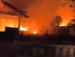 Ngeri Bentrokan di Maluku Bikin 27 Rumah Terbakar-4 Orang Tertembak