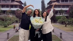 Yeay! Kika Anak Ersa Mayori Resmi Jadi Sarjana Teknik Penerbangan