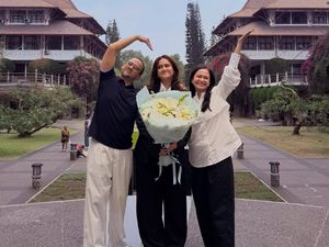 Yeay! Kika Anak Ersa Mayori Resmi Jadi Sarjana Teknik Penerbangan