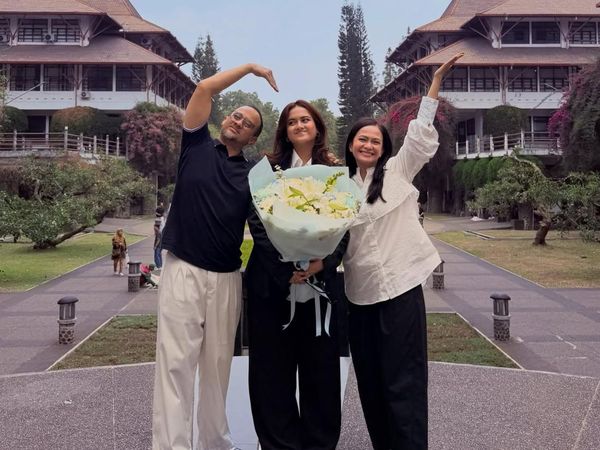 Yeay! Kika Anak Ersa Mayori Resmi Jadi Sarjana Teknik Penerbangan