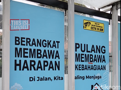 Wajah Baru Halte Legoso, Stiker Mending Aku Naik Ojek Online! Tak Ada Lagi