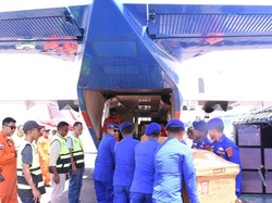 Video Jenazah Korban Penembakan KKB Diterbangkan Pakai Pesawat Polri ke Maumere