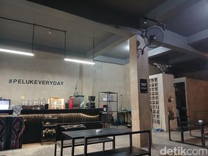Rumah Makan-Kafe di Makassar Sepi Imbas Antrean BBM, Omzet Turun 50%