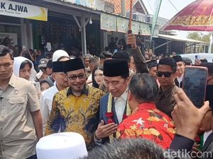 Jokowi Berjalan di Tengah Lautan Warga Cirebon Menuju Padepokan Anti Galau