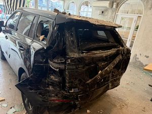 Mobil Listrik Mundur Tak Terkendali-Hantam Resto Bakso di Gatsu Denpasar