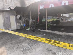 Detik-detik Horor 4 OTK Todong Karyawan Lalu Bakar Warung Mi Babi Sukoharjo