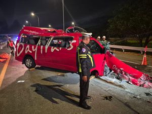Fakta-fakta Minibus Daytrans Tabrak Truk di Tol Jomo Renggut 4 Nyawa