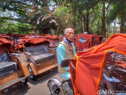 Tangis Bahagia Endor Sukirman Usai Dapat Becak Listrik dari Prabowo