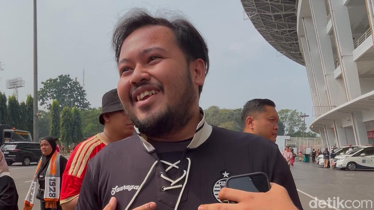Dafa, suporter Persja yang sempat tertahan saat pemeriksaan tiket dan atribut. Foto: Mercy Raya/detikcom
