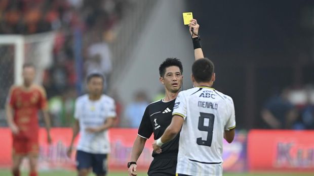 Wasit Yudai Yamamoto (kedua kanan) memberikan kartu kuning kepada pesepak bola Persib Bandung Luka Menalo (kanan) saat melawan Persija Jakarta pada pertandingan Liga 1 2026/2027 di Stadion Gelora Bung Karno (GBK) Senayan, Jakarta, Sabtu (12/9/2026). Persija Jakarta menang atas Persib Bandung dengan skor 2-1. ANTARA FOTO/M Risyal Hidayat/tom.