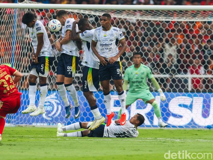 Persija Jakarta meraih kemenangan dramatis 2-1 atas Persib Bandung dalam laga pekan kedua BRI Super League 2026/2027 di Stadion Utama Gelora Bung Karno (SUGBK), Jakarta, Sabtu (12/9/2026).

Duel dua rival besar sepak bola Indonesia itu berlangsung sengit sejak awal pertandingan. Persija tampil di hadapan ribuan The Jakmania yang memadati tribun SUGBK.