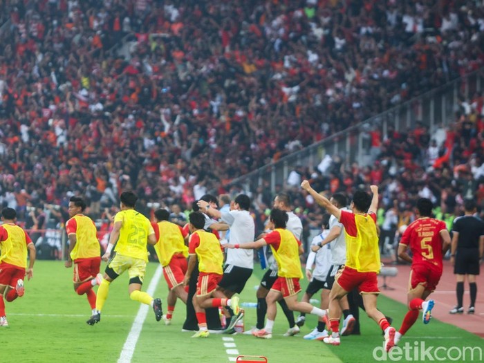 Persija Jakarta meraih kemenangan dramatis 2-1 atas Persib Bandung dalam laga pekan kedua BRI Super League 2026/2027 di Stadion Utama Gelora Bung Karno (SUGBK), Jakarta, Sabtu (12/9/2026).

Duel dua rival besar sepak bola Indonesia itu berlangsung sengit sejak awal pertandingan. Persija tampil di hadapan ribuan The Jakmania yang memadati tribun SUGBK.