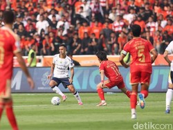   Duel dua rival besar sepak bola Indonesia itu berlangsung sengit sejak awal pertandingan.