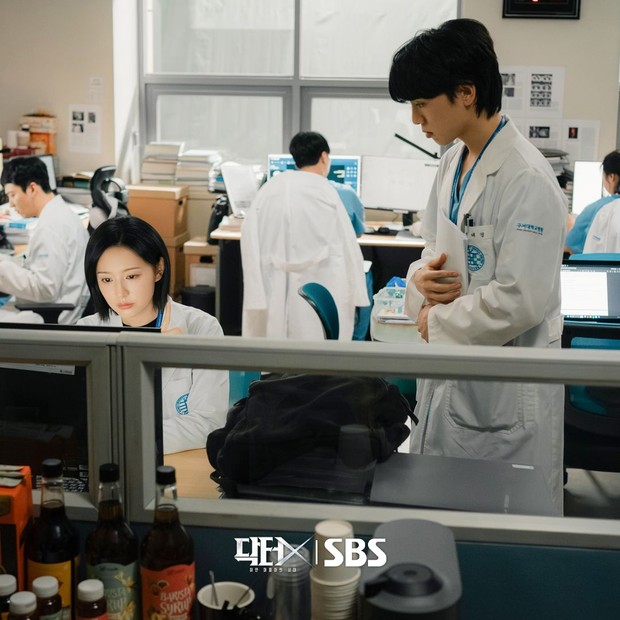 Potret Kim Woo Seok dan Kim Ji Won di Doctor X/ Foto: instagram.com/sbsdrama.official Potret Kim Woo Seok dan Kim Ji Won di Doctor X/ Foto: instagram.com/sbsdrama.official