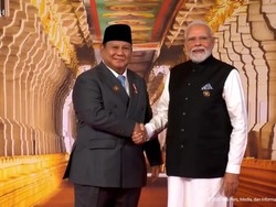 Prabowo Hadiri KTT Ke-18 BRICS di India, Disambut Pelukan Hangat PM Modi