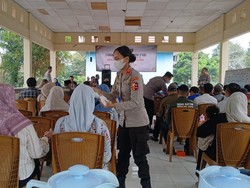 Siswa Sespimmen Polri Edukasi Warga Ogan Ilir soal Karhutla dan Bagikan Masker