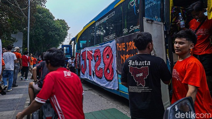 Setelah tujuh tahun menanti, The Jakmania akhirnya kembali memenuhi kawasan Gelora Bung Karno (GBK), Jakarta, untuk menyaksikan langsung Persija Jakarta menjamu Persib Bandung, Sabtu (12/9/2026).
Ribuan suporter Persija datang sejak siang hari dengan mengenakan jersey oranye dan membawa berbagai atribut klub. Mereka antusias menyambut kesempatan kembali menyaksikan laga kandang Persija melawan Persib di Jakarta.