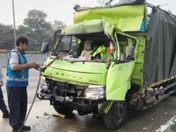 Truk Tabrak Truk di Tol Jagorawi Arah Jakarta, Kaca Depan Ringsek