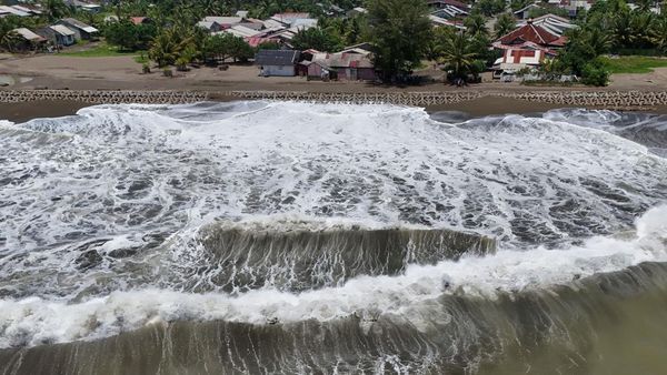 Aceh Barat Diterjang Gelombang Tinggi, Banjir Rob Rendam Rumah Warga