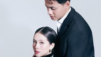 Gaya Adhisty Zara Foto Maternity Bareng Suami, Glamour Pakai Gaun Mermaid