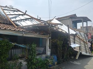 3 Rumah Rusak Diterjang Angin Kencang di Cimahi Selatan