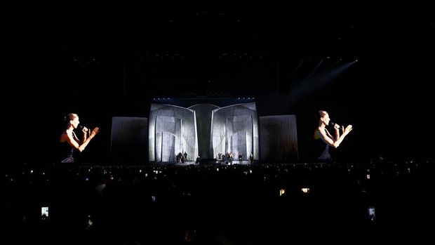 Celine Dion konser comeback di Paris Canadian singer Celine Dion performs on stage at the Plenitude Arena in the La Defense district of Nanterre, near Paris, France, September 12, 2026. REUTERS/Sarah Meyssonnier