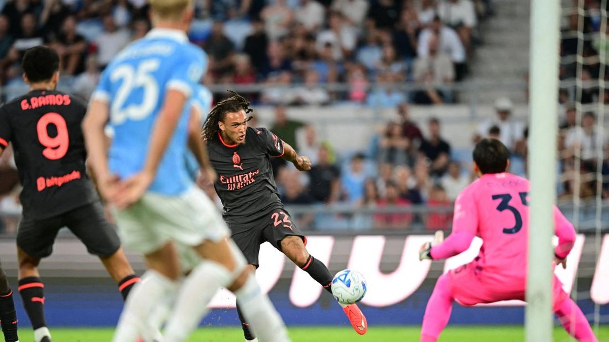 AC Milan bangkit dari ketertinggalan dua gol untuk memaksakan hasil seri 2-2 di markas Lazio (Foto: REUTERS/Daniele Mascolo)
