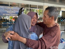 Tangis Ela Peluk Keluarga Usai Suaminya Dipastikan Selamat di Banjarmasin