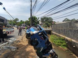 Elf Rombongan Besan dari Cibitung Nyemplung Kali di Depok, 15 Orang Luka