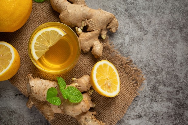 Jahe memiliki sifat antiradang dan penekan batuk yang bisa membantu meredakan batuk serta membantu mengeluarkan lendir. Jahe juga bisa diolah menjadi teh hangat dengan madu dan lemon.