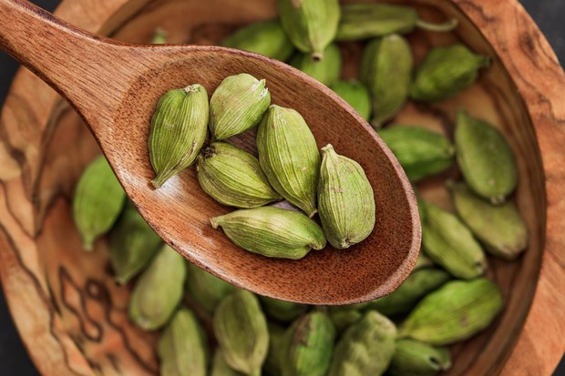 Kapulaga memiliki sifat antibakteri dan ekspektoran yang dapat membantu mengatasi lendir di saluran pernapasan. Rempah ini juga berpotensi membantu meredakan sakit tenggorokan dan hidung tersumbat.