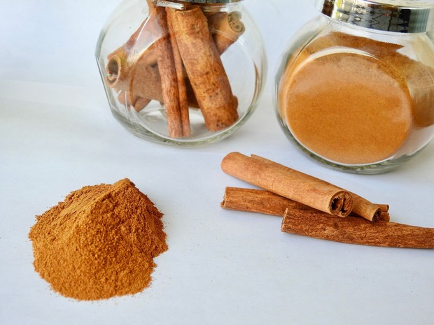 Kayu manis memiliki sifat antimikroba dan antiradang yang dapat membantu meredakan peradangan saluran pernapasan serta menenangkan tenggorokan saat batuk.